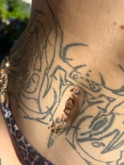 Blooming Glow Titan Bauchnabelpiercing