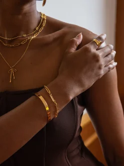 Captivating Armband