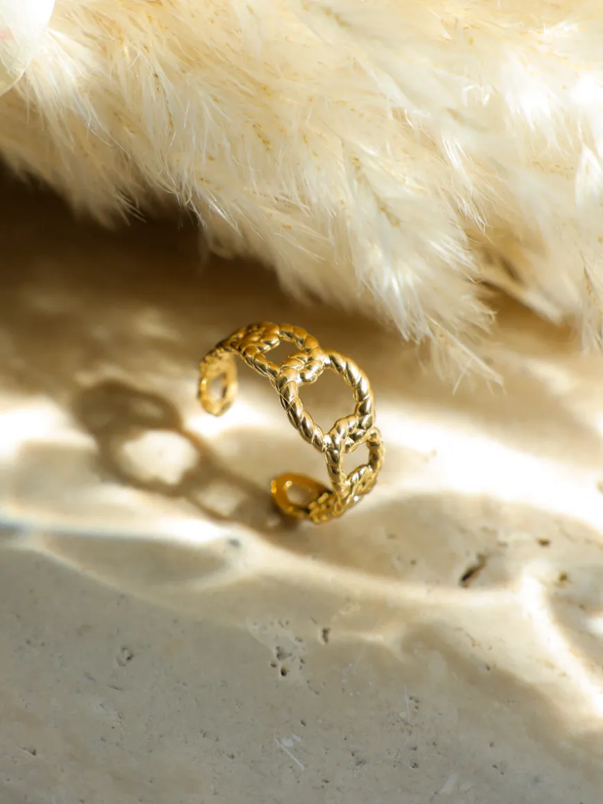 Exquisite Link Ring