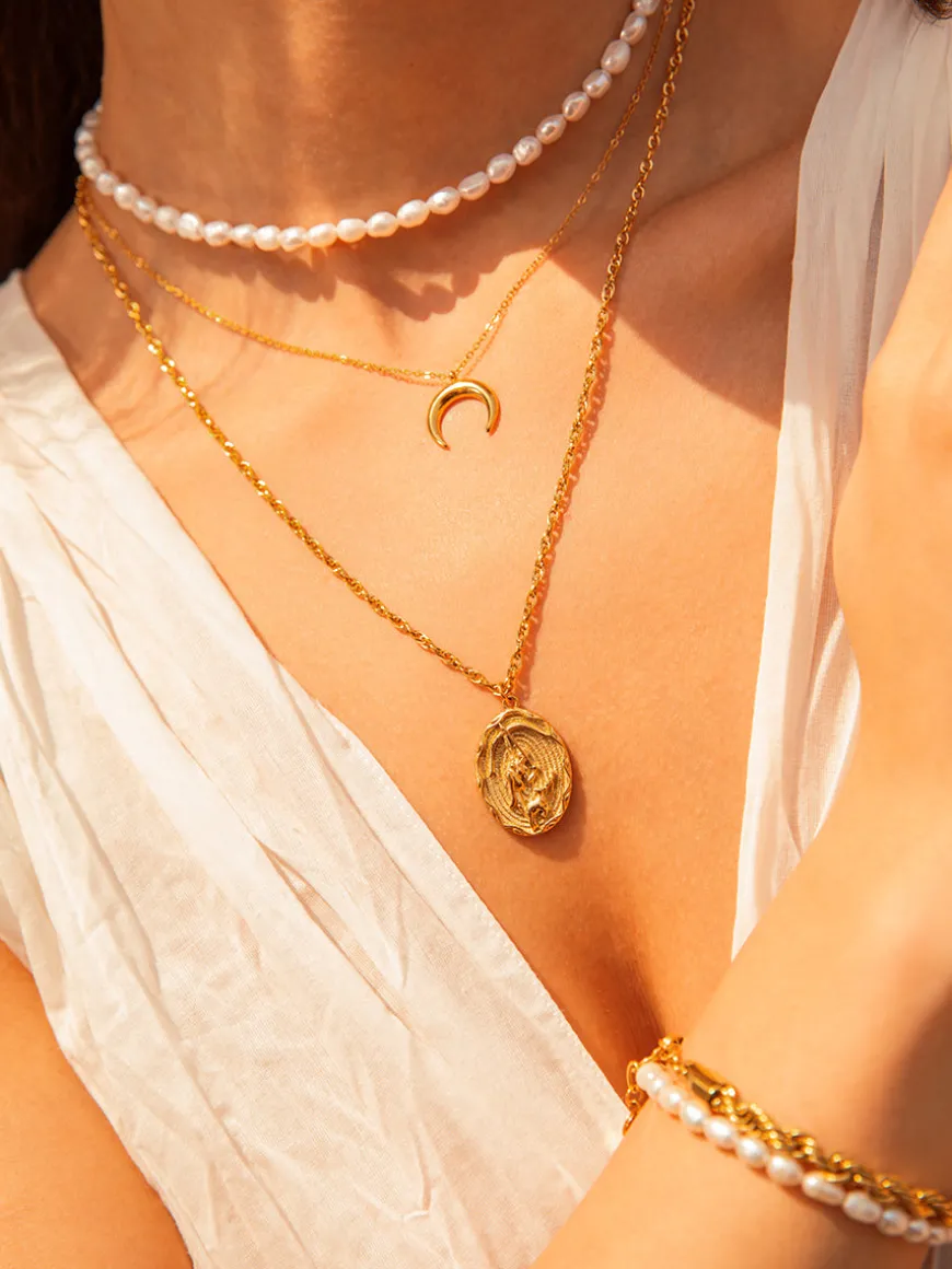 Nature's Embrace of Artemis Kette