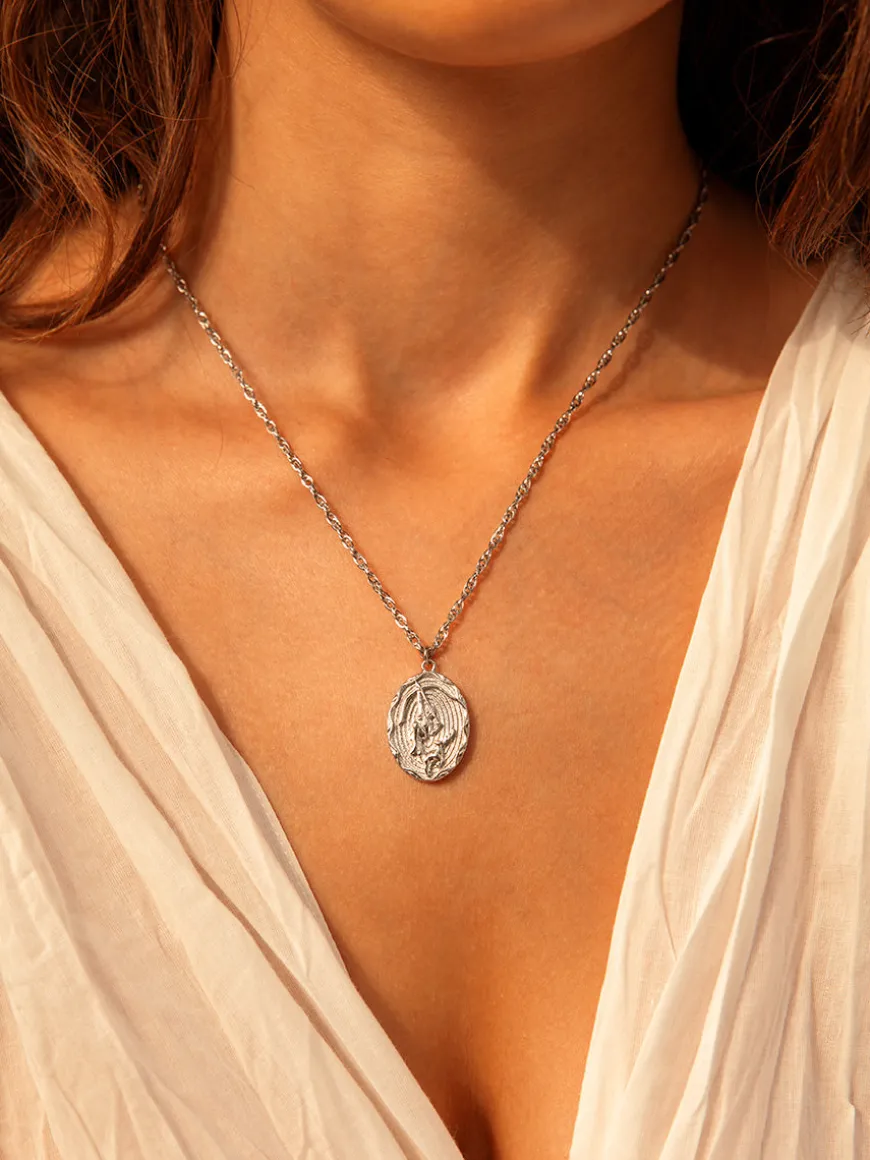 Nature's Embrace of Artemis Kette